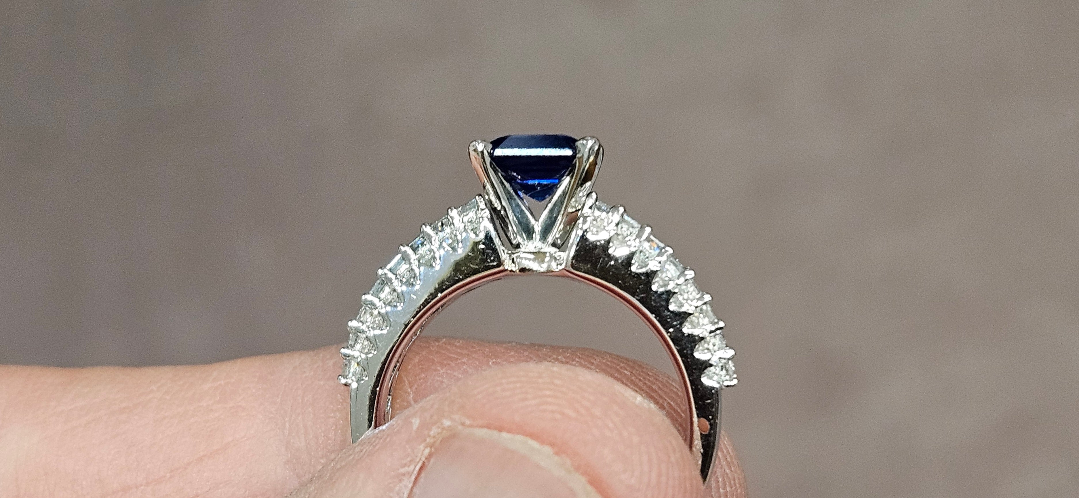 18kw Finest 1.85ct Blue Sapphire Ring