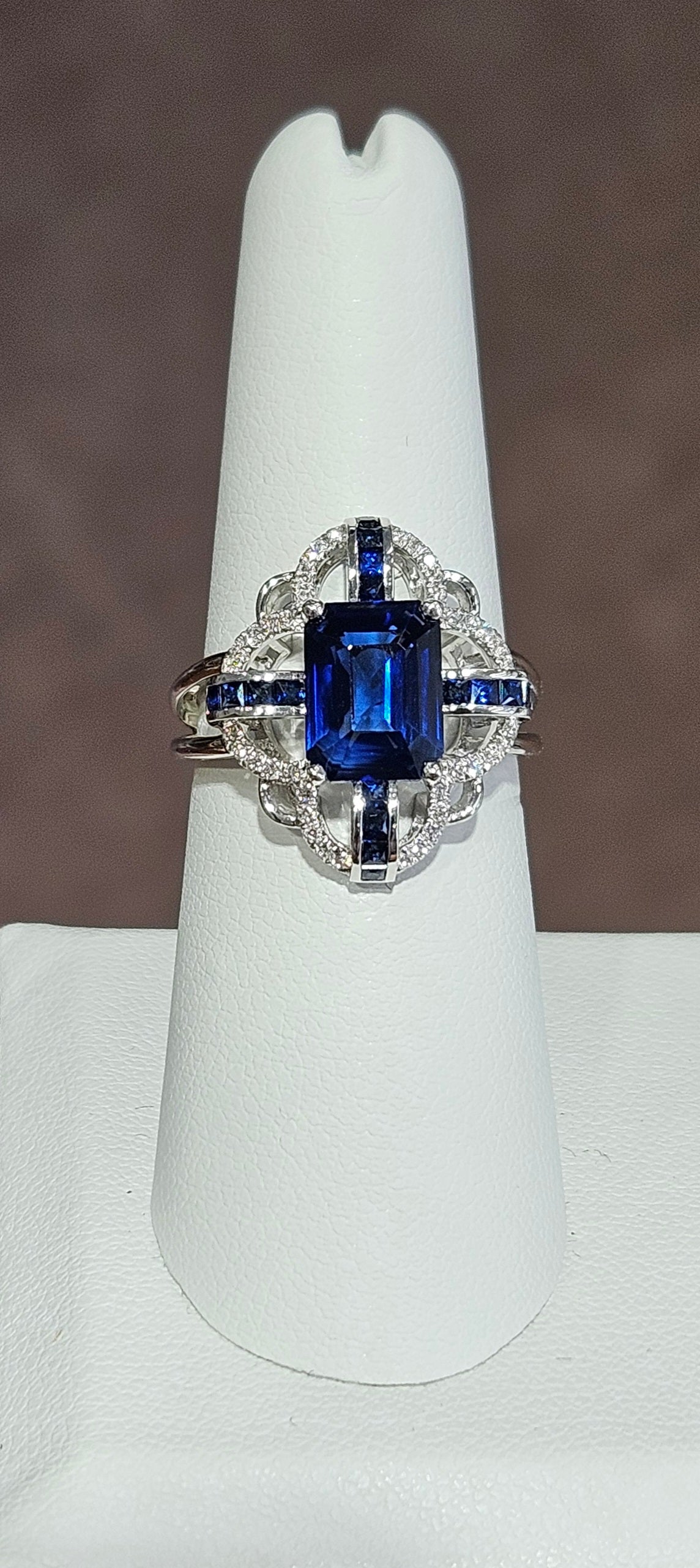 18kw 3.07ct Blue Sapphire Ring