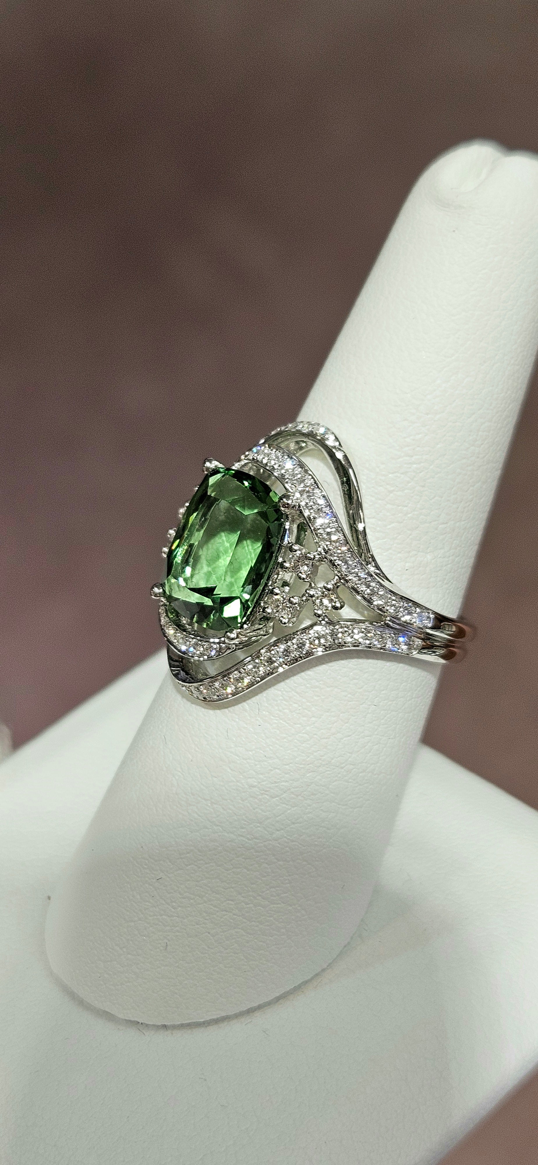 Unique & rare Chrome Tourmaline 18kw ring