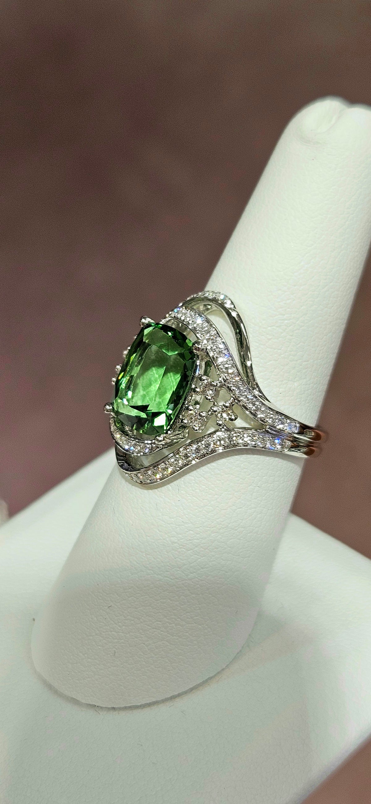Unique & rare Chrome Tourmaline 18kw ring
