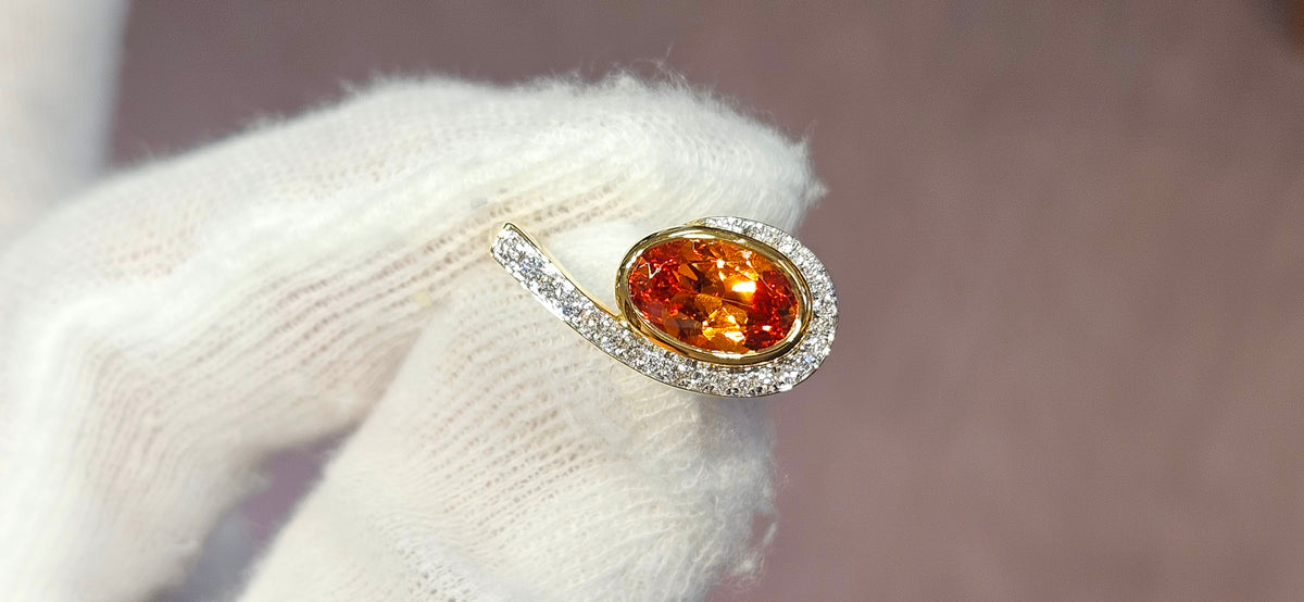 18ky Ring with a 2.26ct Tangerine Spessartite Garnet