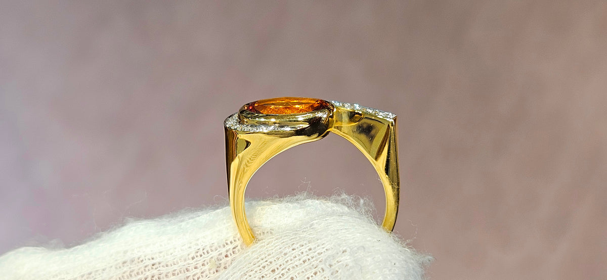 18ky Ring with a 2.26ct Tangerine Spessartite Garnet