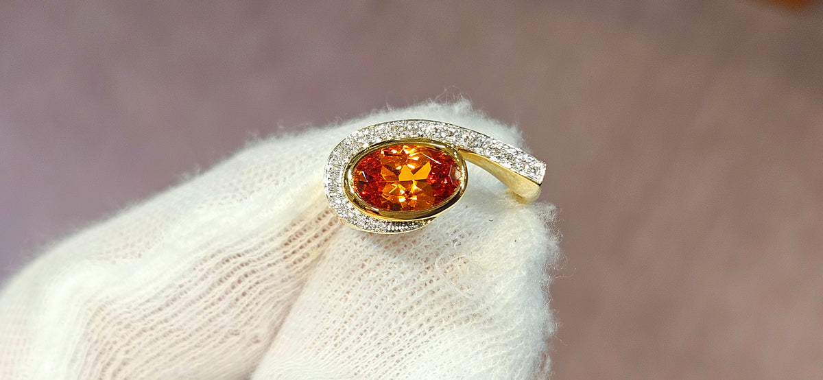 18ky Ring with a 2.26ct Tangerine Spessartite Garnet